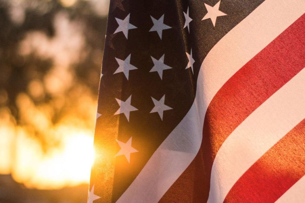 Postkarten für US Veteran zur Erfüllung seines großen Wunsches Amerikanische Flagge vor Sonnenuntergang