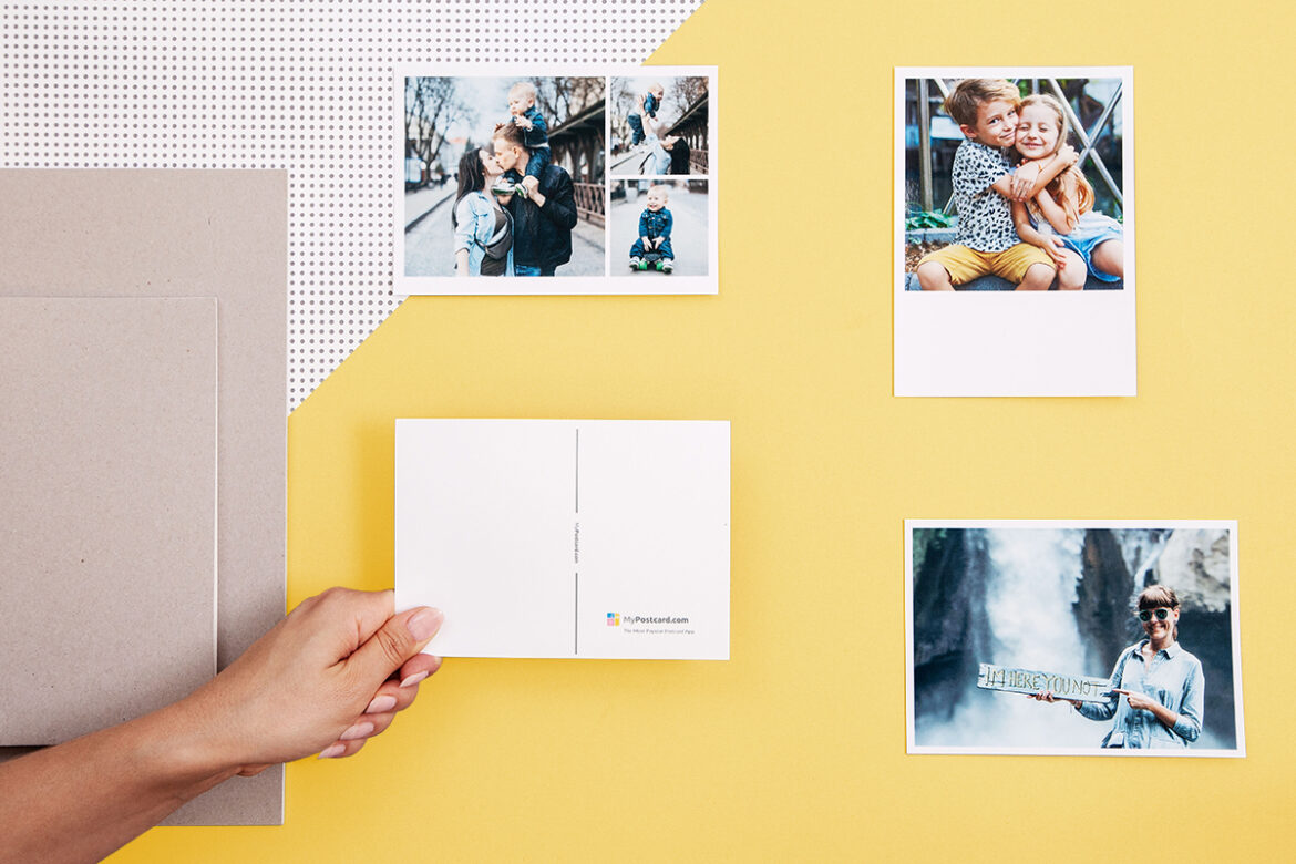 Flatlay mit Produktfotos von Postkarten
